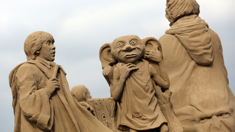 Illustration for article titled 11 Splendid Sand Sculptures Made For the Movie Geek
